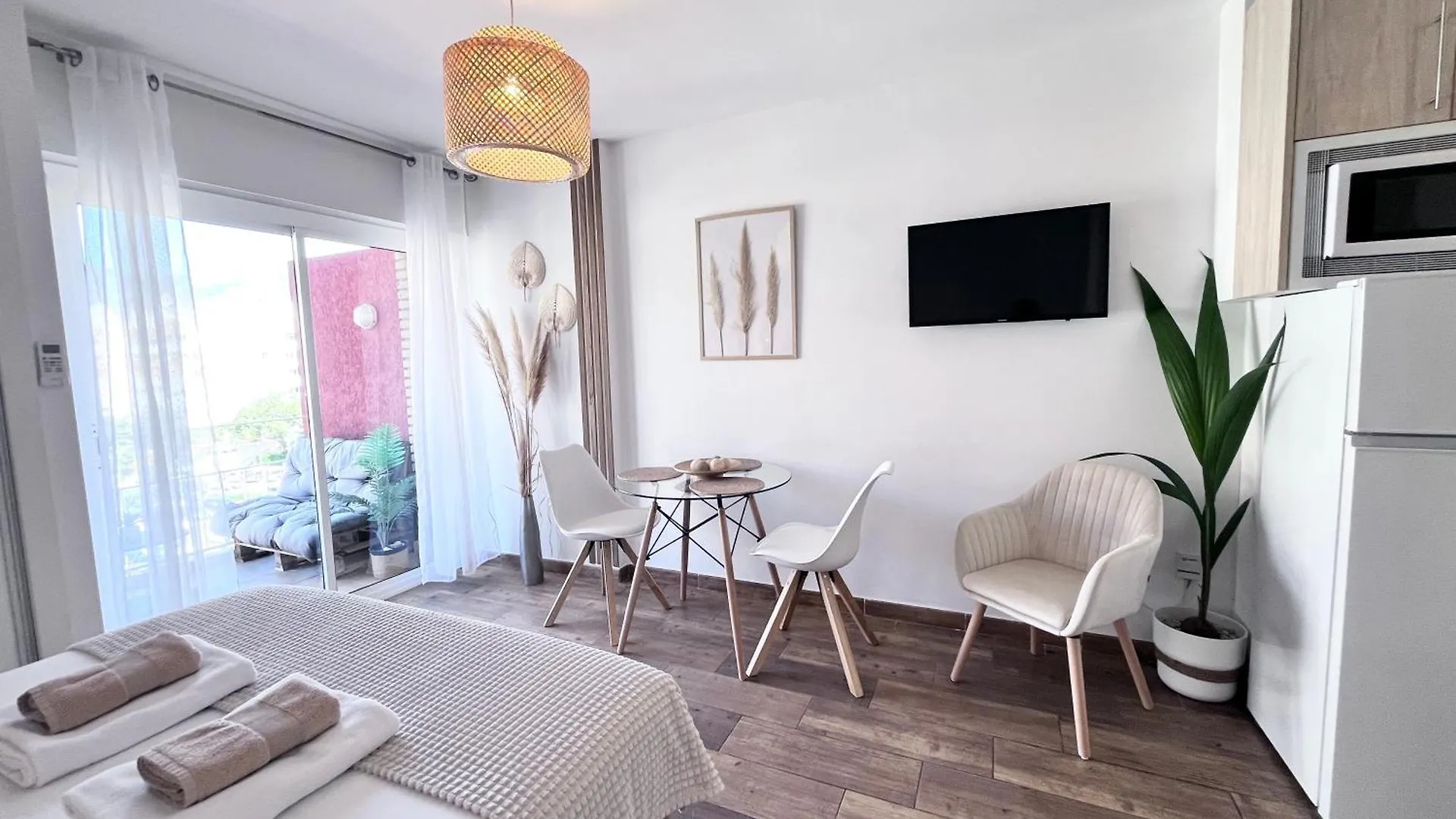 Style & Comfort In Benalmadena - Pool Available Seasonally Spanien