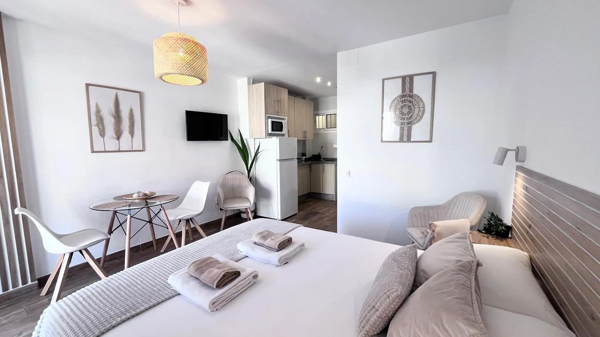 Style & Comfort In Benalmadena - Pool Available Seasonally Appartement